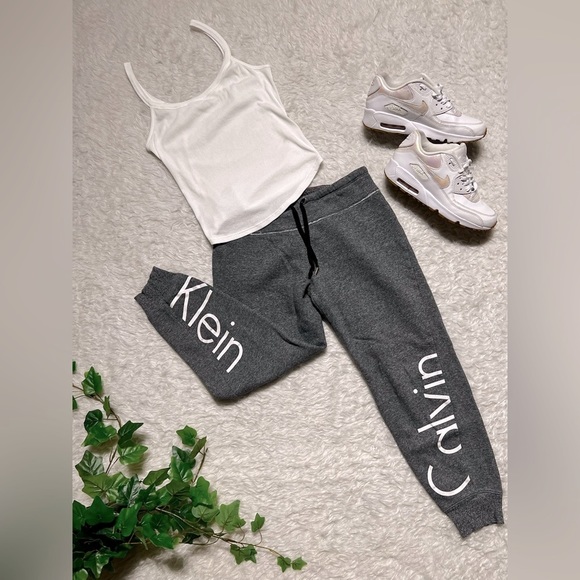Calvin Klein Pants - Calvin Klein cropped Jogger pants